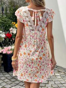 SHEIN LUNE Vestido corto de verano casual con detalles de encaje en la espalda y estampado floral ditsy para mujer. Vestidos de verano para mujer, vestidos para vacaciones de verano, vestidos casuales para mujer, vestidos de verano para mujer, vestidos florales para mujer, vestidos de verano, atuendos de verano para mujer, atuendos de vacaciones para mujer, ropa de verano para mujer, vestidos casuales bohemios para mujer, atuendo de aeropuerto para mujer, ropa de verano para mujer, ropa de mujer bohemia, atuendos para salir - Multicolor - Ver 4