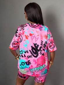 SHEIN Leap Crew Bộ 2 chiếc/bộ áo thun tay ngắn in họa tiết graffiti dễ thương thời trang đường phố cho bé gái tuổi teen màu hồng cánh sen và quần short rộng rãi, phù hợp cho mùa hè, thời trang đường phố, lễ hội âm nhạc, mùa tựu trường - Màu Hồng Tươi - Xem 2