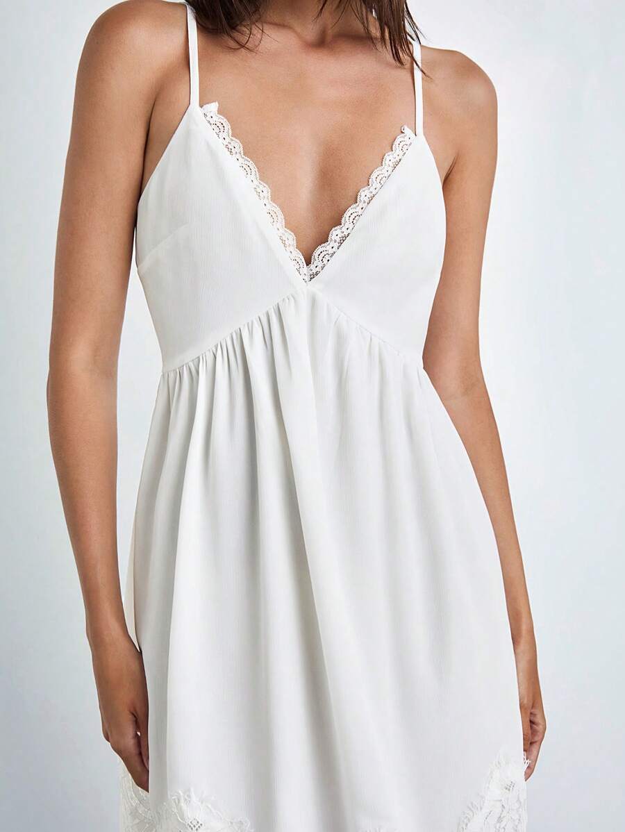 Maija 2025 Sommer Neu Weißes Verstellbares Trägerkleid mit Spitzen-Panel, V-Ausschnitt, Sexy, Lässig, Modisch für moderne urbane elegante romantische Business-Casual, Büro, Party, Strand, Musikfestival, Hochzeitsgast, Brunch, Y2K Retro Street-Style, Schulanfang Herbstoutfit, Geburtstagsfest der Frau, wichtiger Anlass, ländlicher/Street-Style