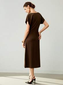 Uhlyne 时尚针织纯色优雅短袖圆领腰部褶饰合身通勤休闲独特连衣裙 - 棕色 - 查看 6