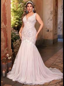 Glamrae Vestido de novia de talla grande elegante de cola de sirena, con contraste de encaje y malla floral, diseño de escote en V profundo y adornos con flecos, para la novia - Blanco - Ver 1