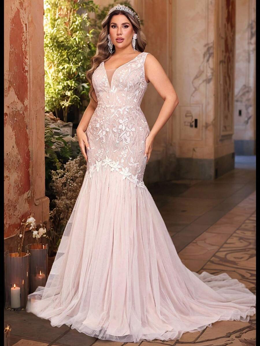 Glamrae Vestido de novia de talla grande elegante de cola de sirena, con contraste de encaje y malla floral, diseño de escote en V profundo y adornos con flecos, para la novia - Blanco - Ver 1