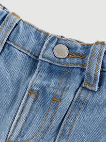 SHEIN Jeans en denim bleu loose fit pour bébés garçons avec design fendu à poches cargo et effet stone wash rétro. Décontracté et polyvalent pour les vêtements de printemps/été intérieurs/extérieurs des bébés garçons - Jean clair - Voir 3