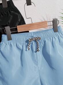 SHEIN 男童两件套纯色宽松梭织休闲沙滩/泳池短裤，2 种颜色 - 淺藍色 - 查看 3