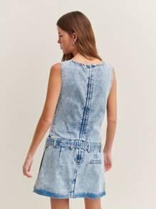 Nöista 带有腰带细节和方领的牛仔迷你连衣裙，打造浪漫夏日造型。 - 藍色 - 查看 2