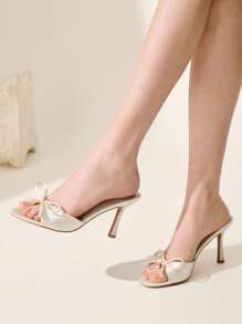 CUCCOO CHICEST Beige sandalen voor dames met gouden metalen hart- en strikaccent, elegante muiltjes met ronde neus en hoge hak