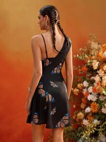 KATHARSIS Frida Kahlo X SHEIN X Designer 蝴蝶印花单肩带不对称褶皱修身迷你连衣裙 - 黑色 - 查看 2