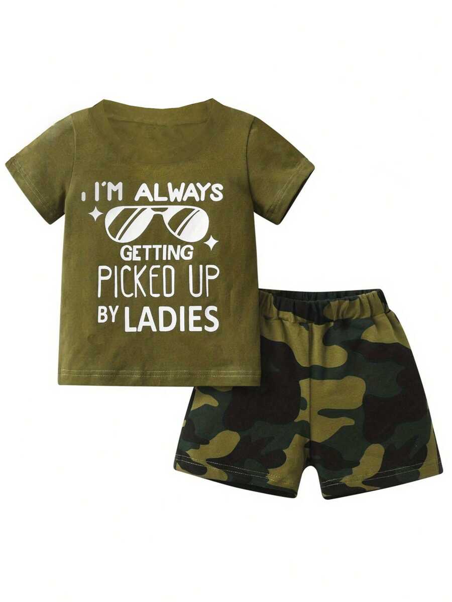 Set de 2 piezas para niños pequeños: Camiseta de manga corta con cuello redondo y estampado de eslogan y gafas, talla grande pantalones cortos de camuflaje, adecuado para uso diario en verano