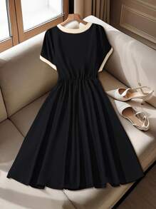 GlowEve CURVE 大码优雅简约蝴蝶结撞色饰边短袖连衣裙 - 黑色 - 查看 2