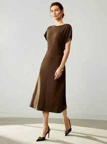 Uhlyne 时尚针织纯色优雅短袖圆领腰部褶饰合身通勤休闲独特连衣裙 - 棕色 - 查看 10