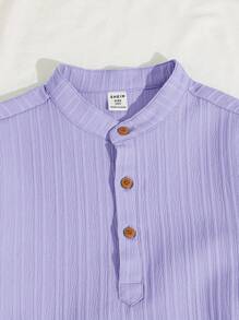 SHEIN Tenue décontractée de style coréen pour garçons préadolescents: pull-over à col montant avec fermeture éclair partielle, manches courtes et short tissé imprimé en 2 pièces