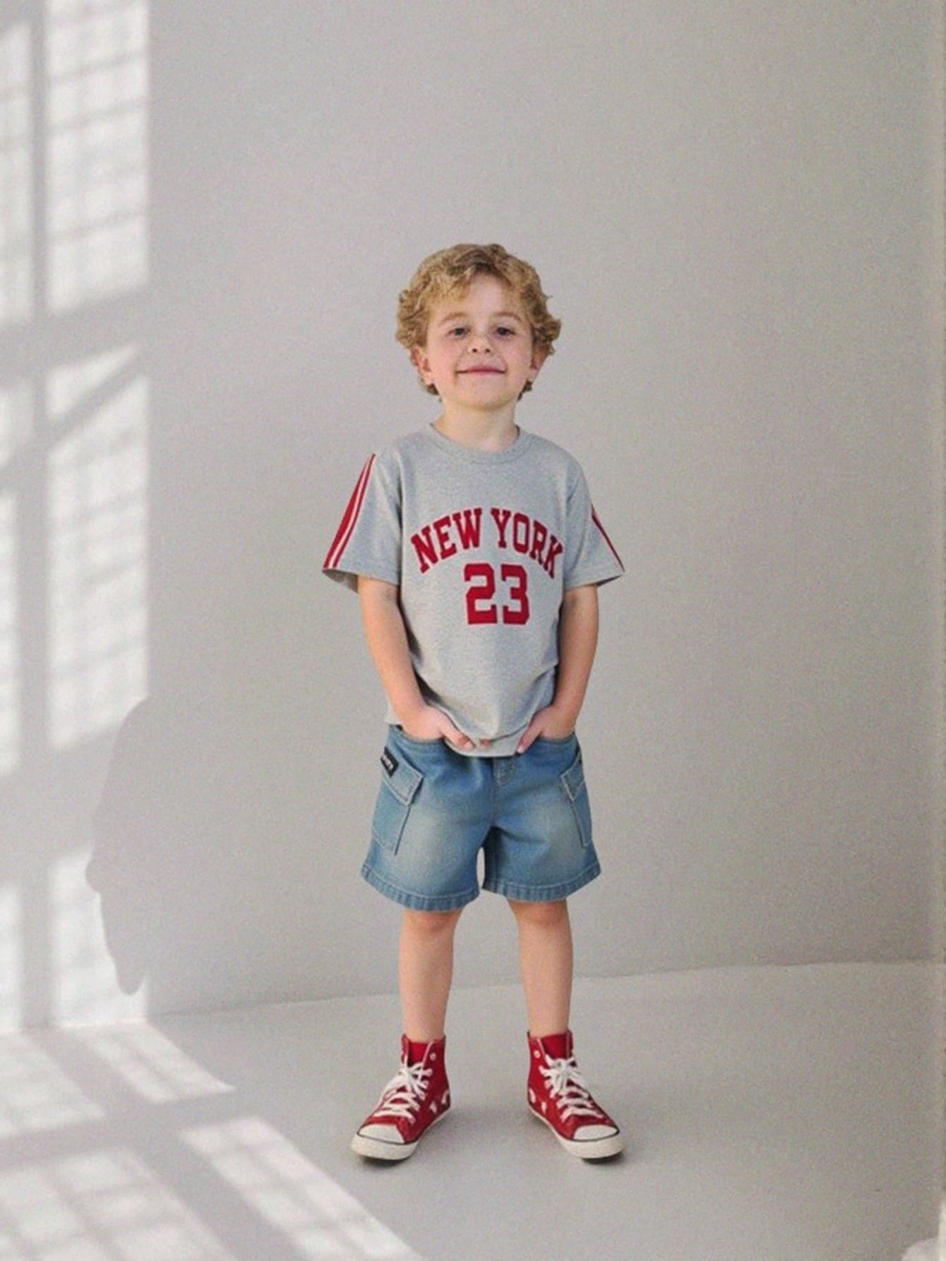 SHEIN Explorewe 2pcs Set Boys Street Style Colorblock Graphic Print T-Shirt Paired With Washed Denim Cargo Shorts, Fashionable Design Suitable For Daily Wear, Travel, Party, Casual Occasions For 4-7 Years Old Boys, Spring/Summer,Holiday,Summer,Travel - Grey - View 1