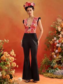 Frida Kahlo X SHEIN X Designer The Perfect Party Mono sin mangas con volantes y pantalón acampanado con estampado floral negro para mujeres, conjunto para vacaciones y días festivos
