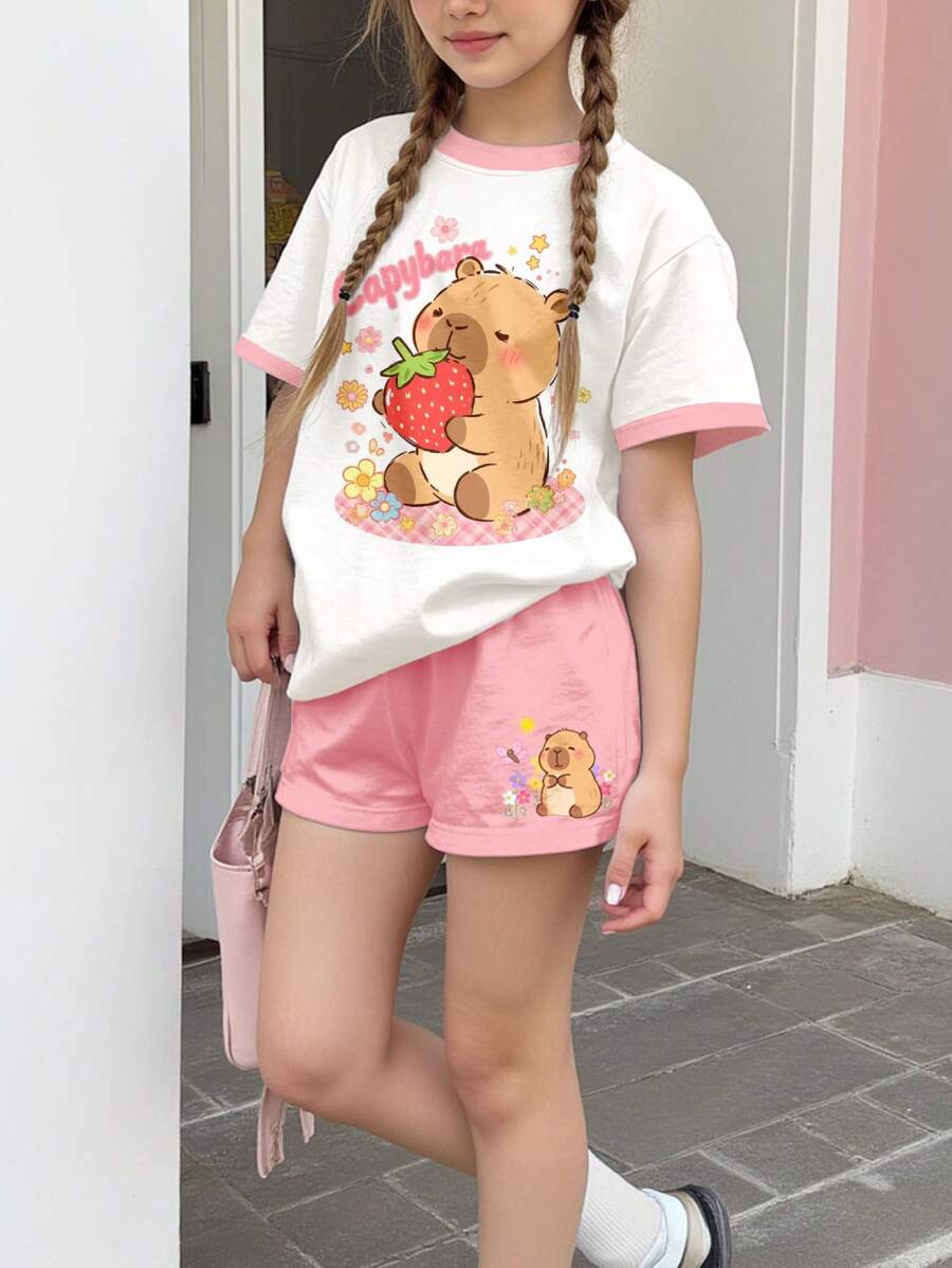 SHEIN Leap Crew Set de 2 piezas de Camiseta de manga corta de cuello redondo casual simple y Pantalones cortos sueltos con estampado de Cabibara de fresa rosa y crema para niña preadolescente, perfecto para un verano relajado - Multicolor - Ver 1