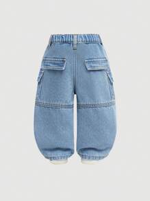 SHEIN Jeans en denim bleu loose fit pour bébés garçons avec design fendu à poches cargo et effet stone wash rétro. Décontracté et polyvalent pour les vêtements de printemps/été intérieurs/extérieurs des bébés garçons - Jean clair - Voir 2