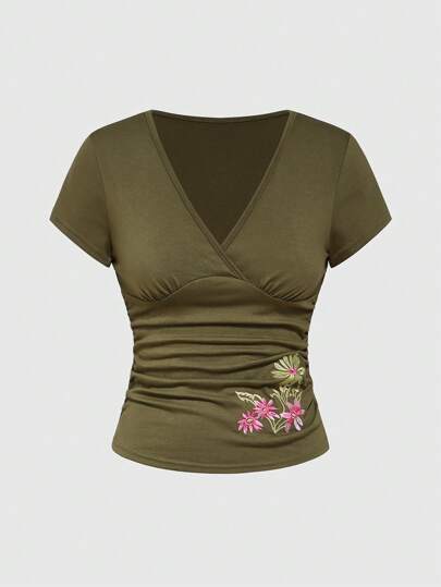 Hippie T-shirt à manches courtes élastique de style vintage d'été avec un design de fleurs brodées et appliquées. Convient pour la plage, les fêtes, les festivals de musique. Ajusté et confortable.