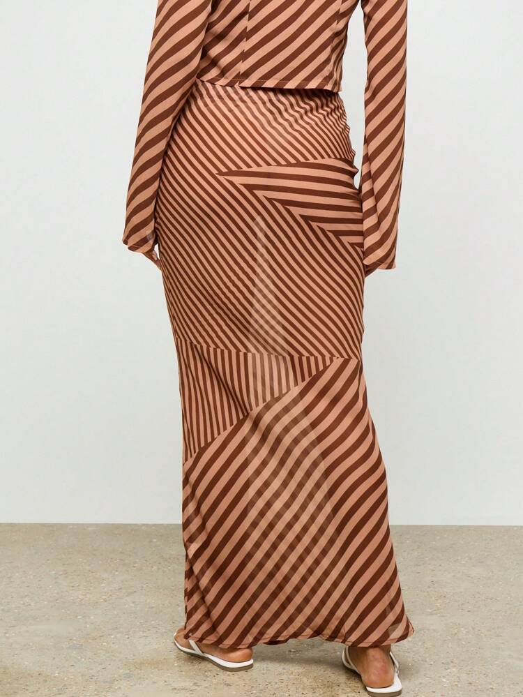 Maxirock mit diagonalen Streifen und Fischschwanz-Design und auffälliger Taille