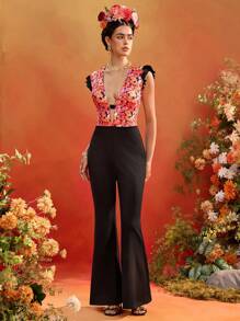 Frida Kahlo X SHEIN X Designer The Perfect Party Mono sin mangas con volantes y pantalón acampanado con estampado floral negro para mujeres, conjunto para vacaciones y días festivos