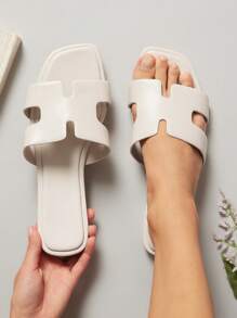 SHUZIA صندل مسطح بشكل عصري مريح للنساء