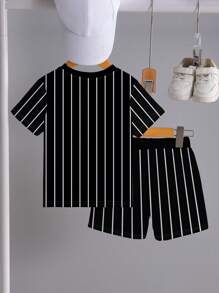 1 Set de ropa estilo deportivo para niños pequeños, diseño de rayas verticales en blanco y negro, camiseta estampada "LOS ANGELES 23", camiseta de manga corta y pantalones cortos, adecuado para actividades diarias, conjunto enérgico para primavera/verano