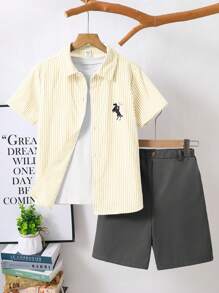 SHEIN Conjunto de camisa de manga corta a rayas y pantalones cortos con estilo de caballero para niño preadolescente