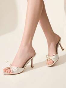 CUCCOO CHICEST Beige sandalen voor dames met gouden metalen hart- en strikaccent, elegante muiltjes met ronde neus en hoge hak