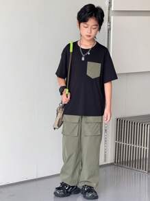 SHEIN Conjunto de camiseta e shorts de manga curta com bolso cargo gráfico e gola redonda para meninos pré-adolescentes - Preto - Ver 2