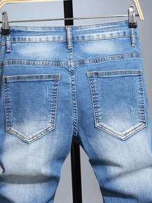Manfinity LEGND Denim Denim Casuais Rasgados com Impressão de Letras no Bolso para Homens - Lavagem Média - Visão 4