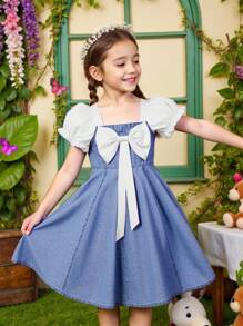 Vestido de niña joven de vacaciones informal, suave y lindo, con efecto de parchwork de lazo y denim