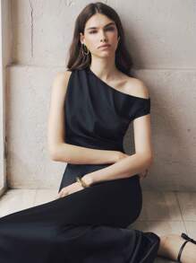 SHEIN Unity Gaun Satin Berkerut Pinggang dengan Bahu Asimetris Gaya Pantai Prancis - Hitam - View 5