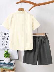 SHEIN Conjunto de camisa de manga corta a rayas y pantalones cortos con estilo de caballero para niño preadolescente