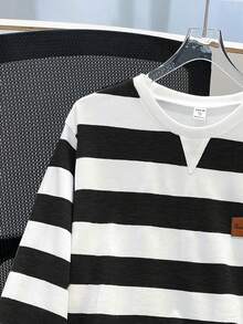 SHEIN Áo nỉ dài tay cổ tròn in họa tiết sọc đa năng thoải mái, rộng rãi cho bé trai tuổi teen, thích hợp mặc khi đi chơi và đi học, áo sơ mi dài tay, áo nỉ sọc đen trắng vào mùa thu/đông - màu đen - Xem 6