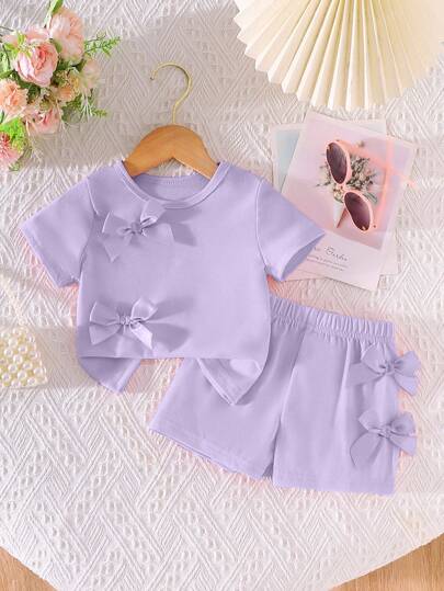 SHEIN Playful Pals Conjunto de camiseta rosa con cuello redondo, manga raglán y decoración de lazo, y pantalones cortos con cintura elástica para niñas bebé, ropa de verano con arcoíris, elegante conjunto de ropa para niñas bebé