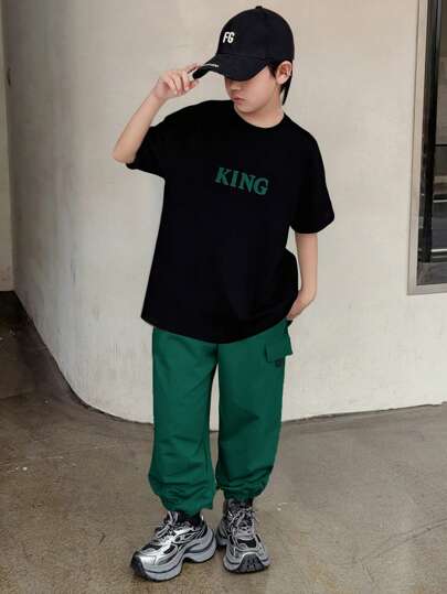 SHEIN 2 件套青少年男孩休闲学院风舒适百搭柔软字母图案 T 恤和松紧腰工装裤套装，适合秋季、春季、夏季，适合日常穿着、户外玩耍、学校、街头服饰、派对和休闲