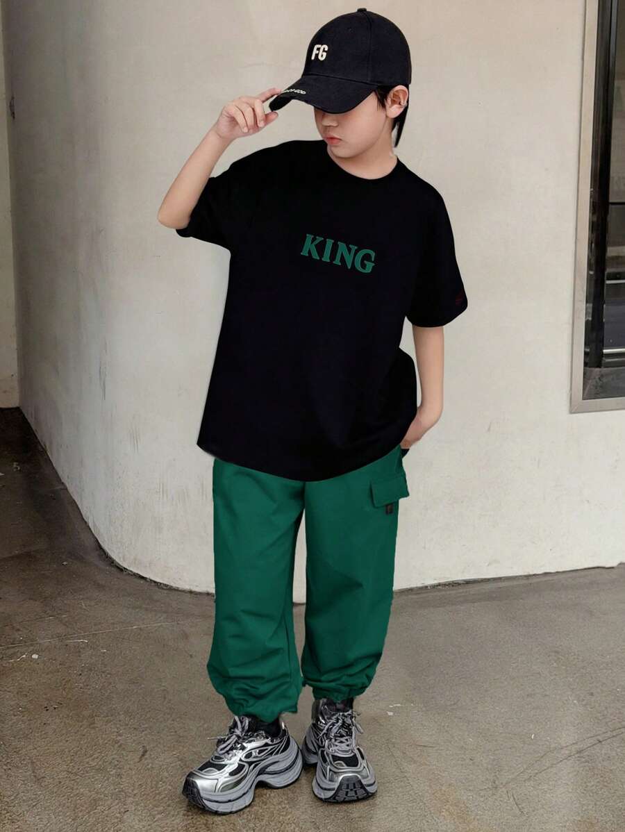 SHEIN 2 件套青少年男孩休闲学院风舒适百搭柔软字母图案 T 恤和松紧腰工装裤套装,适合秋季、春季、夏季,适合日常穿着、户外玩耍、学校、街头服饰、派对和休闲 - 墨綠色 - 查看 1