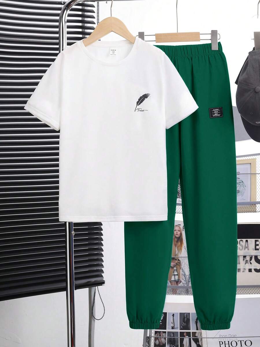 SHEIN 青少年男孩字母和羽毛印花圆领短袖 T 恤和慢跑裤针织两件套 - 墨綠色 - 查看 1