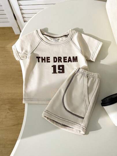 SHEIN 2 件套幼儿婴儿插肩袖前英文字母印花卡其色狼针织短袖圆领 T 恤和松紧腰抽绳贴袋短裤套装，适合外出、日常休闲穿着、旅行，适合夏季婴儿服装男婴套装，幼儿男童服装男婴夏装男童套装男童服装婴儿夏季服装男童服装婴儿夏装男童服装