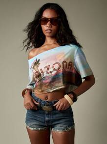 MISSGUIDED Arizona Wüsten Sonnenuntergang Off-Shoulder Crop T-Shirt mit Western Kaktus Grafik-Muster für Festivals, Konzerte, Lässig Sommer Frühling