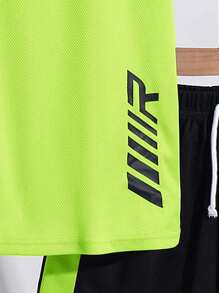 SHEIN 2 件套青少年男孩运动纹理垂直条纹图案运动短袖 T 恤和短裤套装 - 綠色 - 查看 3