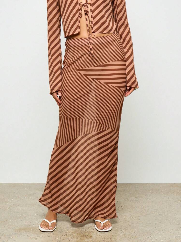 Maxirock mit diagonalen Streifen und Fischschwanz-Design und auffälliger Taille