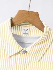 SHEIN Conjunto de camisa de manga corta a rayas y pantalones cortos con estilo de caballero para niño preadolescente