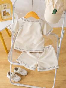 SHEIN 2 件套幼儿婴儿插肩袖前英文字母印花卡其色狼针织短袖圆领 T 恤和松紧腰抽绳贴袋短裤套装，适合外出、日常休闲穿着、旅行，适合夏季婴儿服装男婴套装，幼儿男童服装男婴夏装男童套装男童服装婴儿夏季服装男童服装婴儿夏装男童服装 - 杏色 - 查看 4