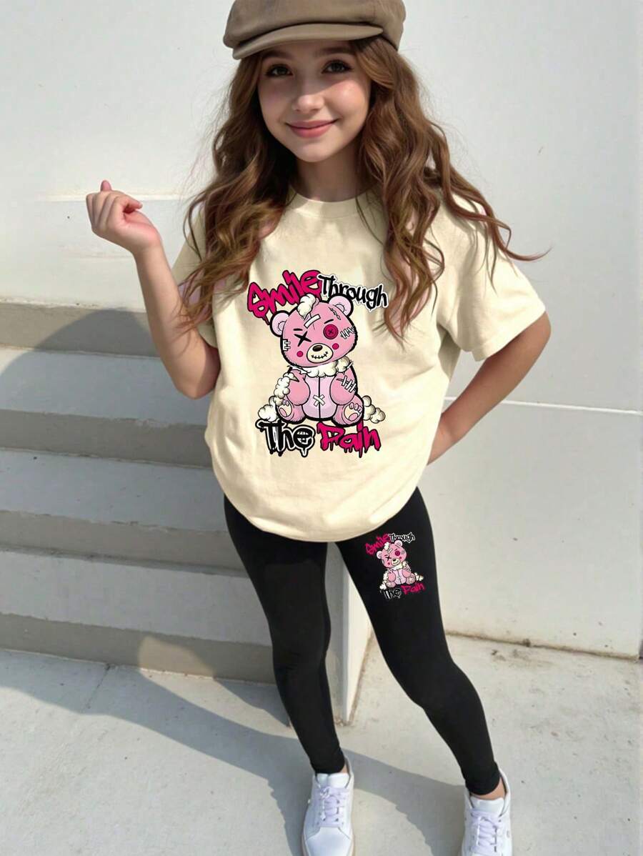 SHEIN 2 件套幼儿女童休闲时尚舒适简约卡通熊和字母印花短袖圆领 T 恤和长打底裤套装，夏季 - 杏色 - 查看 1