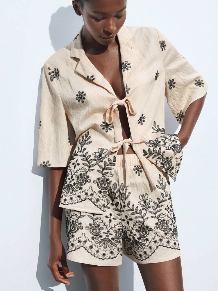 SHEIN Maija Completo estivo da donna in 2 pezzi, composto da una camicia casual con scollo a V a maniche corte e ricamo albicocca, e pantaloncini con vita elastica, adatto per vacanze, spiaggia, stile boho, elegante. Abbigliamento estivo da donna, set da 2 pezzi, abiti estivi da donna, completi estivi da donna, abiti da lavoro estivi, abiti da spiaggia, stile bohémien, abbigliamento da vacanza, outfit da vacanza estiva, stile vacanziero, atmosfera esotica, abbigliamento da concerto country, set in lino da 2 pezzi, completo corto estivo da donna.