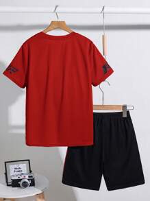 SHEIN 2件套青少年男童拼接运动纹理竖条纹图案短袖T恤和短裤套装 - 紅色 - 查看 2