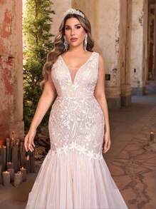 Glamrae Vestido de novia de talla grande elegante de cola de sirena, con contraste de encaje y malla floral, diseño de escote en V profundo y adornos con flecos, para la novia - Blanco - Ver 3
