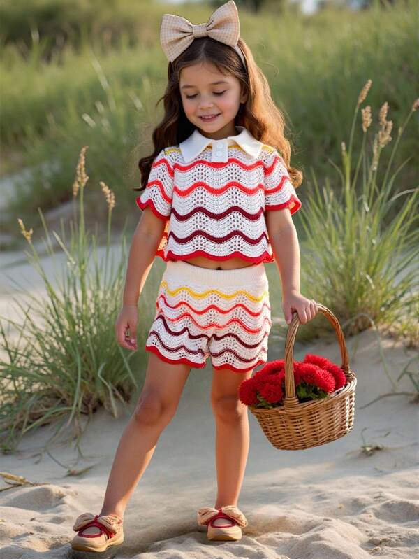 SHEIN Young Girl Set Of Knitted Polo Collar Short Sleeve Top With Gradient Wave Pattern And Knitted Knit Shorts