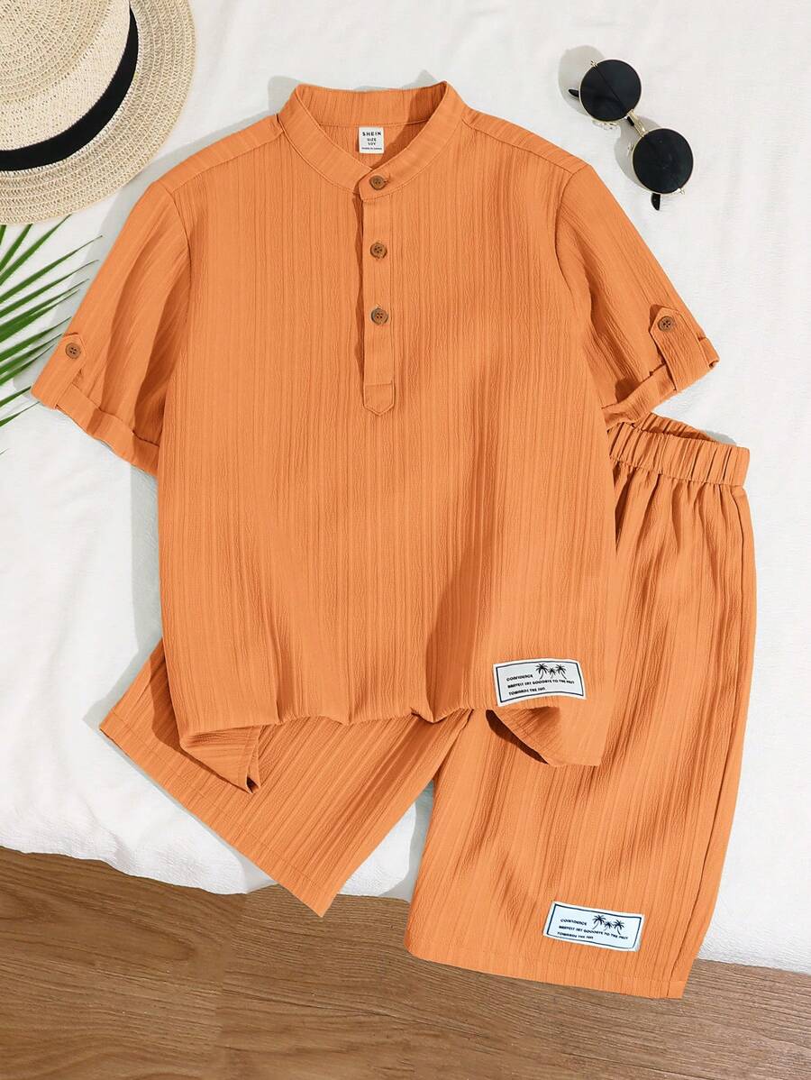 SHEIN Leap Crew 2 件套青少年男孩休闲假日韩版中式立领半拉链短袖上衣和贴片装饰波浪印花梭织短裤套装 - 橘色 - 查看 1