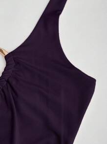 Sweetra Top court ras-du-cou sexy à décolleté profond avec boucle en métal, couleur unie pour femmes