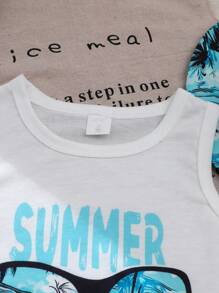 SHEIN Playful Pals 男童三件套夏季沙滩套装 - 白色无袖背心 + “夏日时光”热带棕榈树印花短裤 + 同款遮阳帽。4-7岁男童沙滩装，适合海滩、泳池和度假的户外服装 - 藍色 - 查看 7